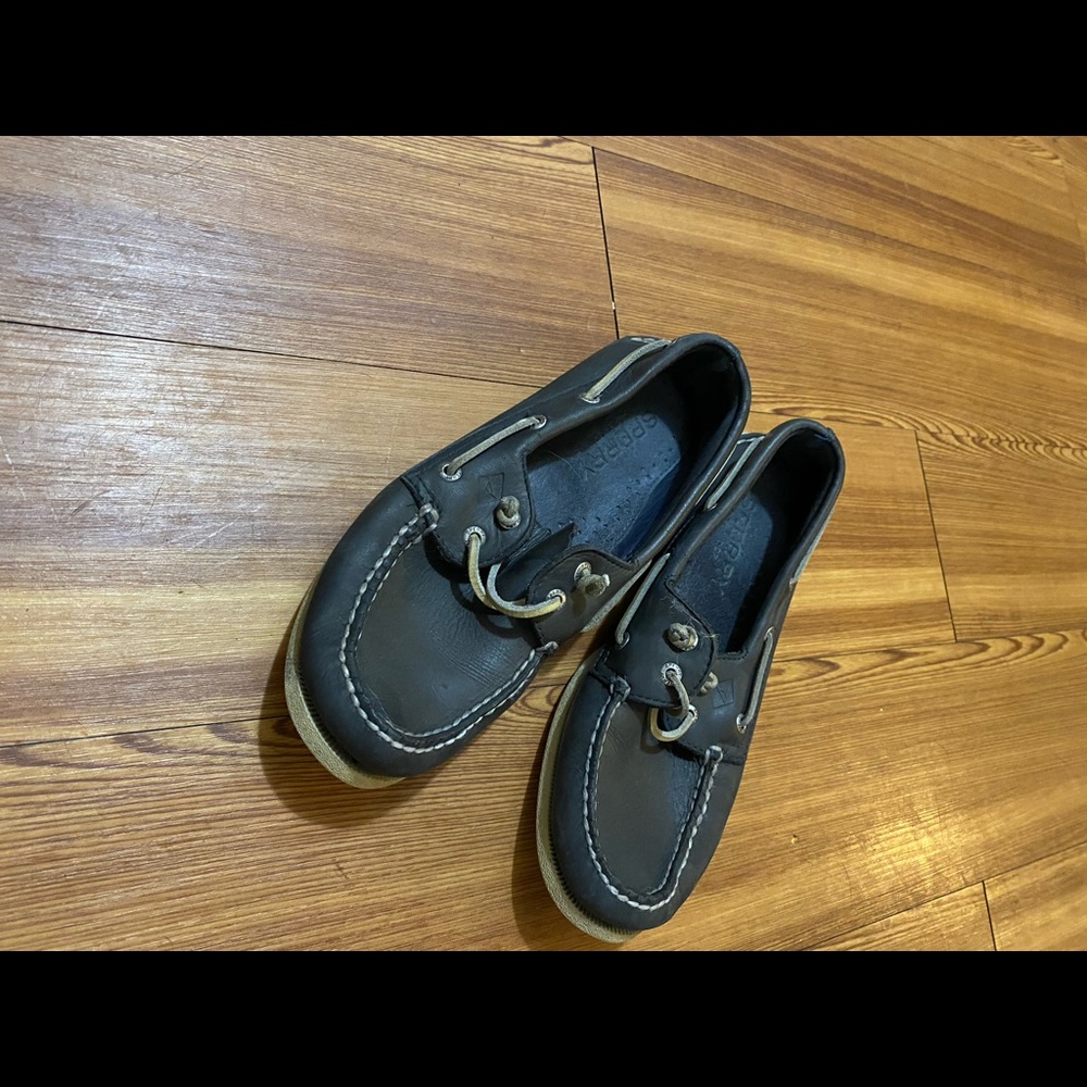 Black sperry topsides